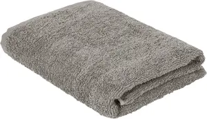 Vikt grå badhandduk i mjuk, absorberande bomullsfrotté. Enkel design med färdiga kanter, passar för dagligt bruk i badrum. Ger komfort och hållbarhet.