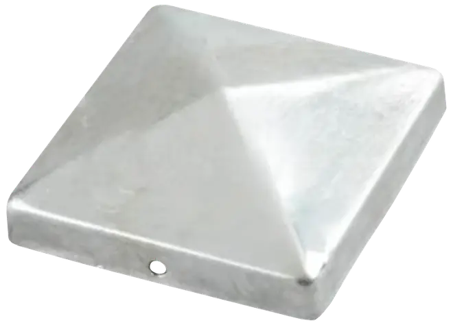 Silverfärgad metallisk pyramidformad stolphatt, fyrkantig med slät yta, passar över staket- eller altanstolpar för skydd och dekoration. Monteringshål synligt på sidan.