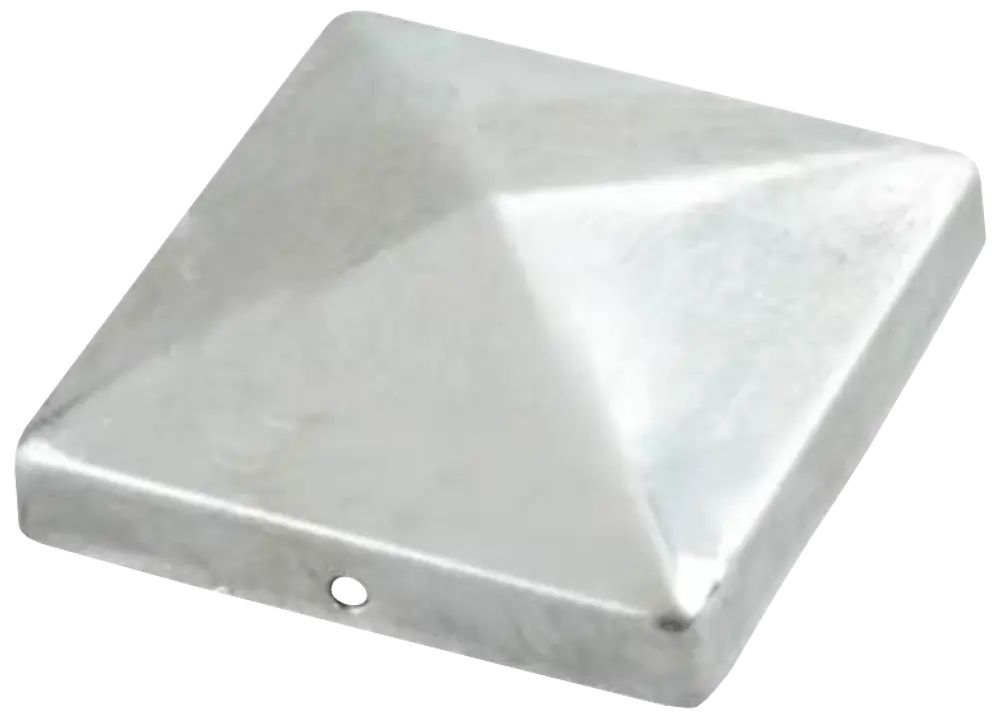 Sølvfarvet metal pyramide stolpehætte, firkantet med glat overflade, passer til hegn- eller terrassepæle for beskyttelse og dekoration. Monteringshul synligt på siden.