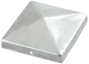 Silverfärgad metallisk pyramidformad stolphatt, fyrkantig med slät yta, passar över staket- eller altanstolpar för skydd och dekoration. Monteringshål synligt på sidan.