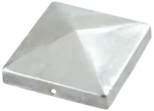 Sølvfarvet metal pyramide stolpehætte, firkantet med glat overflade, passer til hegn- eller terrassepæle for beskyttelse og dekoration. Monteringshul synligt på siden.