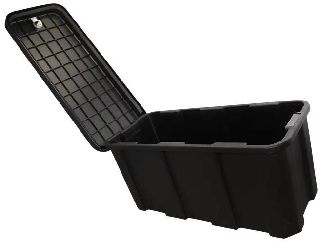 Stor sort plastopbevaringsboks med hængslet låg, ribbede sider for styrke og sikker lås. Ideel til opbevaring af værktøj, udstyr eller udendørs ting.