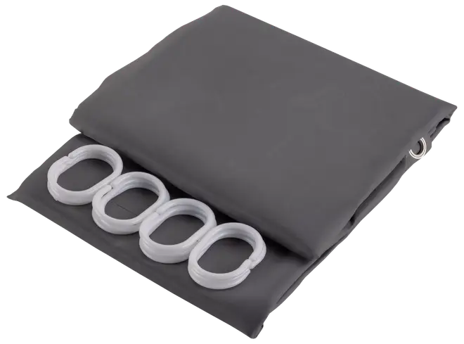 Sammenfoldet mørkegrå badeforhæng med metaløjer og fire hvide plastikkroge. Vandafvisende og slidstærkt stof, nemt at montere og vedligeholde til badeværelset.