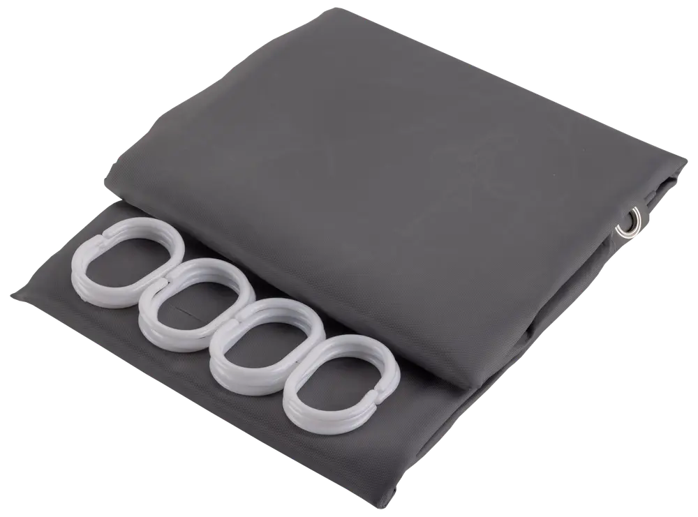 Sammenfoldet mørkegrå badeforhæng med metaløjer og fire hvide plastikkroge. Vandafvisende og slidstærkt stof, nemt at montere og vedligeholde til badeværelset.