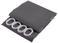 Sammenfoldet mørkegrå badeforhæng med metaløjer og fire hvide plastikkroge. Vandafvisende og slidstærkt stof, nemt at montere og vedligeholde til badeværelset.