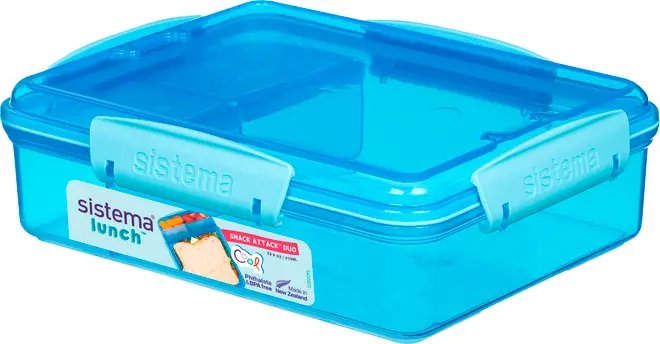 Rektangulær blå plastik madkasse med gennemsigtigt låg og sikre kliklåse. Perfekt til snacks eller sandwich, BPA-fri, tåler opvaskemaskine og kan genbruges dagligt.