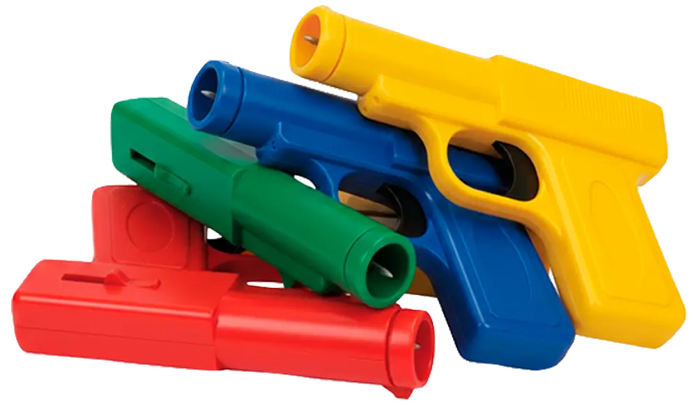 Sæt med fire farverige plastik vandpistoler i rød, grøn, blå og gul. Hver har et enkelt, robust design med aftrækker og løb, velegnet til børns udendørs leg.
