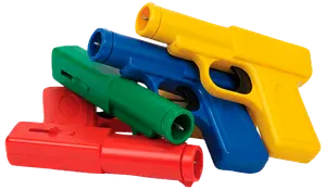 Sæt med fire farverige plastik vandpistoler i rød, grøn, blå og gul. Hver har et enkelt, robust design med aftrækker og løb, velegnet til børns udendørs leg.
