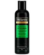 Sort 300 ml flaske TRESemmé Replenish & Cleanse shampoo med vitamin-kompleks. Grøn etiket, flip-top låg, lover dybderens og rensning af håret ved én vask.