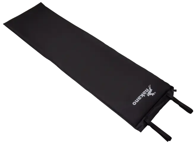 Svart, rektangulär självuppblåsande liggunderlag med slät yta, rundade hörn och två svarta remmar för ihoprullning. "Makano"-logga i vitt i ena änden.