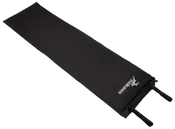 Svart, rektangulär självuppblåsande liggunderlag med slät yta, rundade hörn och två svarta remmar för ihoprullning. "Makano"-logga i vitt i ena änden.