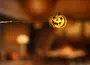 Ljusslinga med liten, upplyst plastpumpa med utskuret jack-o'-lantern-ansikte. Perfekt för Halloween-dekoration och ger ett varmt, mysigt sken inomhus.
