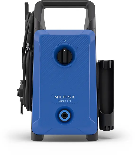 Blå Nilfisk Classic 110 højtryksrenser med sort håndtag, frontbetjeningsknap, slangeopbevaring på siden og tilbehørsholder. Kompakt, opretstående design for nem transport og opbevaring.
