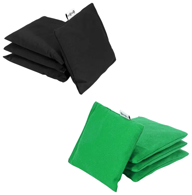 Sæt med fire firkantede beanbags, to sæt i sort og grøn stof. Holdbart materiale, egnet til udendørs spil som cornhole. Hver pose har en lille mærkat.