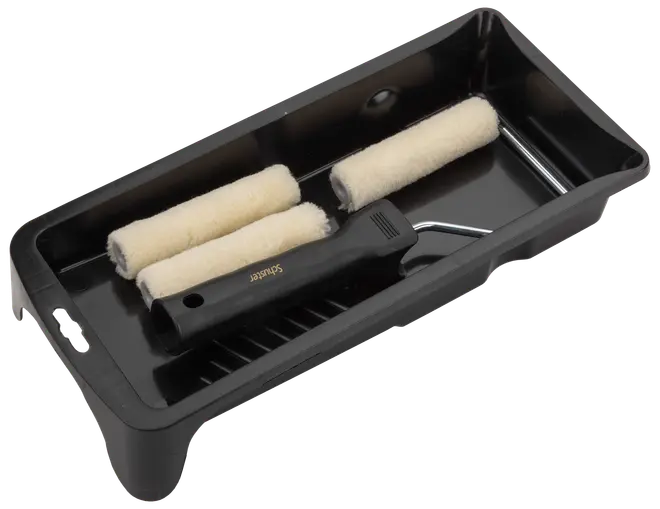 Målarset med svart plastbricka, ett rullhandtag och tre krämfärgade rollerhylsor. Perfekt för jämn målning av väggar och tak. Lätt och enkel att rengöra.