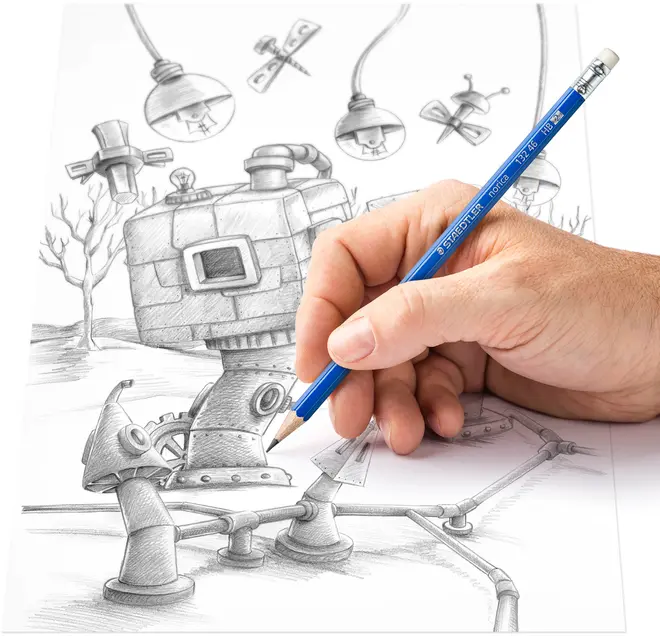 Blå Staedtler Norica HB-blyant med viskelæder, holdt i hånden, tegner en detaljeret blyantstegning af en fantasifuld robotscene på hvidt papir.