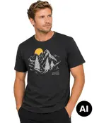 Sort T-shirt med rund hals, bjerg- og solopgangsprint, hvide grantræer og lille 360 Outdoor-logo på brystet. - Billedet er skabt med AI