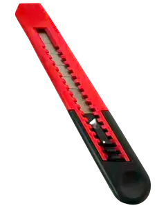 Rød og sort udtrækkelig hobbykniv med segmenteret snap-off-blad, plastkrop og tekstureret greb. Velegnet til præcis skæring af papir, pap og lignende materialer.