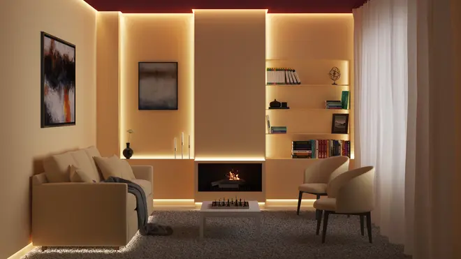 Moderne stue med beige sofa, to lænestole, oplyste hylder, vægkunst, pejs, sofabord med skakspil og lette gardiner. Varm belysning fremhæver hyggelig, moderne indretning.