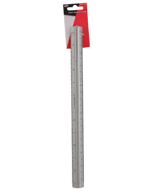 Sølvfarvet trekantet metallineal med millimeter- og centimetermarkeringer, 30 cm lang, på rød og sort hængende emballage.