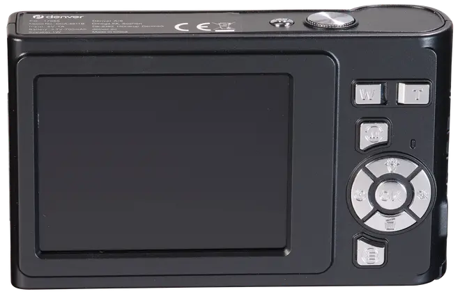 Digitalkamera bakifrån med stor LCD-skärm, flera silverfärgade knappar och svart plastkropp. Knappar för zoom, meny, OK och navigering.