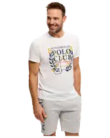 Herrarnas avslappnade outfit med vit T-shirt med "Kingshill Polo Club"-tryck och ljusgrå shorts med "Polo Club"-text på benet. Bekväm, sportig sommarklädsel.