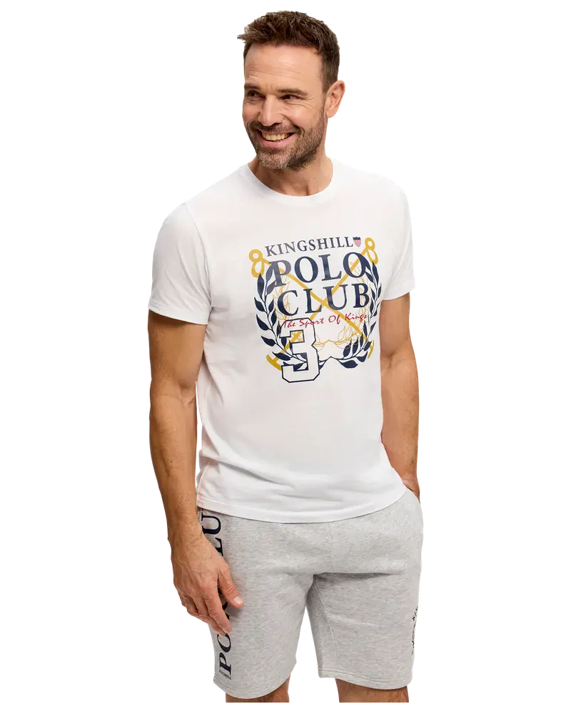 Herrarnas avslappnade outfit med vit T-shirt med "Kingshill Polo Club"-tryck och ljusgrå shorts med "Polo Club"-text på benet. Bekväm, sportig sommarklädsel.