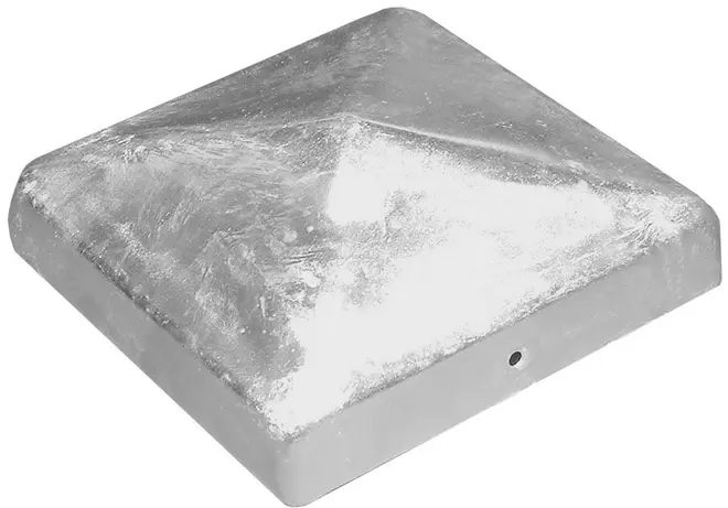 Firkantet aluminiums stolpehætte med pyramideformet top, glat metaloverflade og lille sidehul til montering. Passer til afslutning af hegn- eller terrassepæl.
