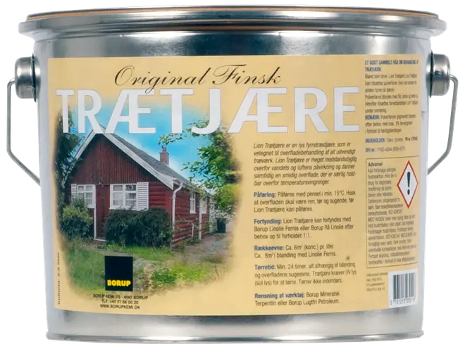 Metalspand med finsk trætjære til udendørs træbehandling, har hank, gul etiket med produktinformation og billede af rød træhytte. Velegnet til vejrbeskyttelse.