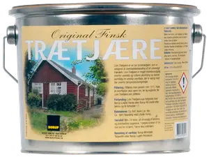 Metalspand med finsk trætjære til udendørs træbehandling, har hank, gul etiket med produktinformation og billede af rød træhytte. Velegnet til vejrbeskyttelse.