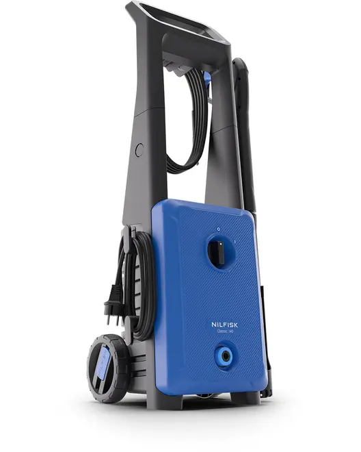 Nilfisk Classic 140 højtryksrenser med blå front, sort håndtag, hjul for nem transport og ledningsopbevaring. Kompakt, opretstående design til rengøring i hjemmet.
