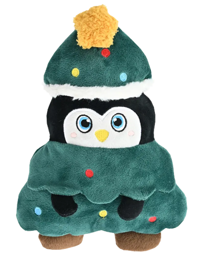 Plyspingvin udklædt som juletræ med grøn stof, broderede farvede kugler, gul pompon på toppen og bløde brune fødder. Perfekt som julepynt eller gave.