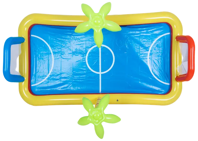 Oppustelig rektangulær vandlege måtte med fodboldbanedesign, gul kant, blå overflade, to grønne blomstersprinklere og røde og blå håndtag i hver ende. Til udendørs leg.