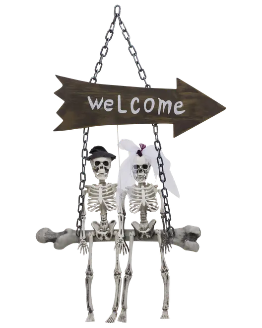 Halloween-dekoration med två skelett som brudpar på en gunga, under en träskylt formad som en pil med texten "welcome". Kedja för upphängning medföljer.