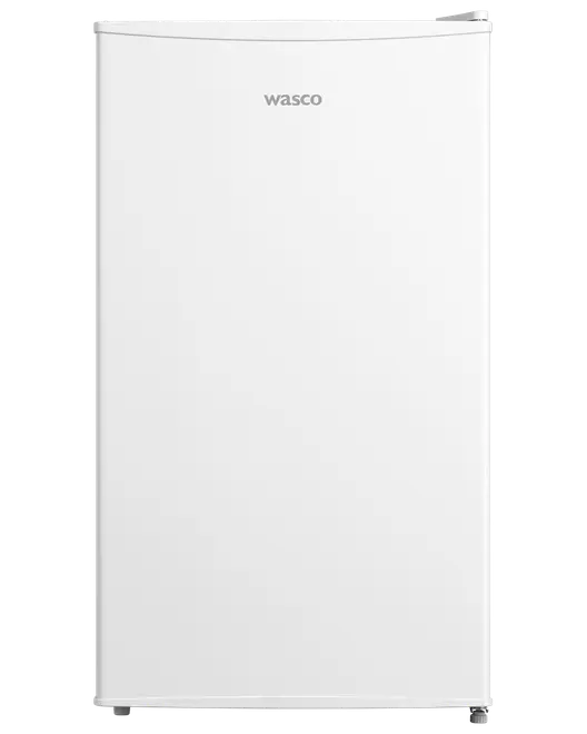Hvid Wasco mini-køleskab med én dør, kompakt design, glat front og diskret logo øverst. Perfekt til små rum, kollegieværelser eller kontorer.