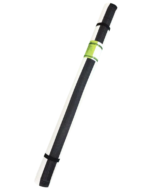 Svart och vit hoprullad yogamatta med texturerad yta, hålls ihop av två svarta elastiska band och en grön etikett, perfekt för träning eller stretching.