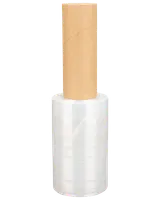 Klar plaststräckfilm på rulle med brun pappkärna, perfekt för att säkra och bunta varor vid förvaring eller frakt. Kompakt och lätt att använda.