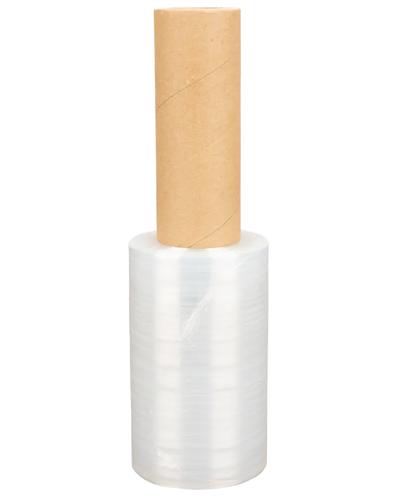 Klar plaststräckfilm på rulle med brun pappkärna, perfekt för att säkra och bunta varor vid förvaring eller frakt. Kompakt och lätt att använda.