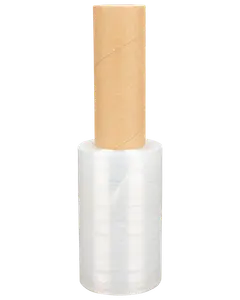 Klar plaststräckfilm på rulle med brun pappkärna, perfekt för att säkra och bunta varor vid förvaring eller frakt. Kompakt och lätt att använda.