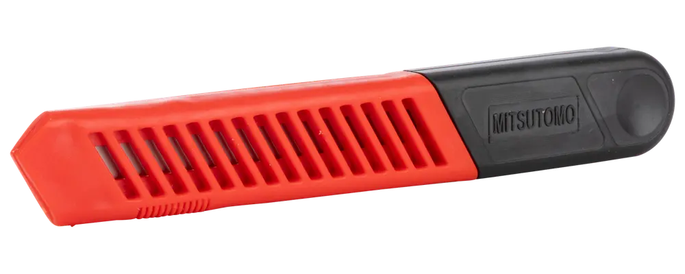 Röd och svart brytbladskniv med indragbart blad, plasthandtag och räfflat grepp. Passar för att skära papper, kartong och liknande material. Märkt 'Mitsutomo' på handtaget.