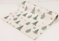 Festlig bordsduk i tyg med gröna julgranar, gyllene snöflingor och små fåglar på krämfärgad bakgrund. Perfekt för juldukning och säsongsdekoration.