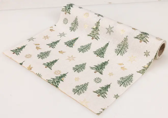 Festlig bordsduk i tyg med gröna julgranar, gyllene snöflingor och små fåglar på krämfärgad bakgrund. Perfekt för juldukning och säsongsdekoration.
