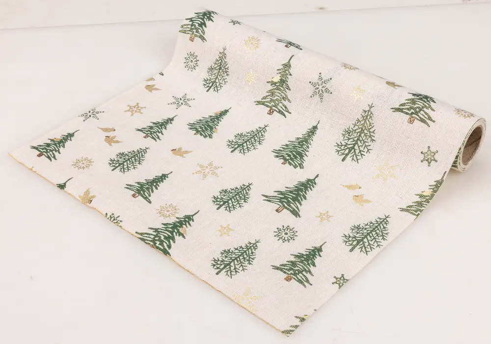 Festlig bordsduk i tyg med gröna julgranar, gyllene snöflingor och små fåglar på krämfärgad bakgrund. Perfekt för juldukning och säsongsdekoration.