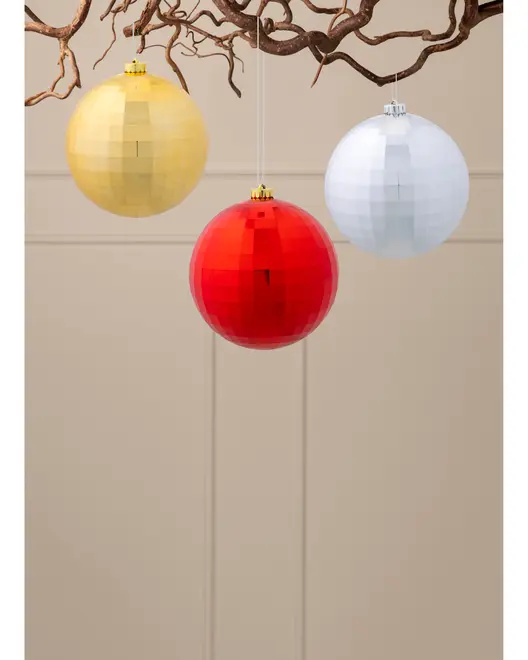 Sæt med tre store, facetslebne julekugler i guld, rød og sølv. Hver kugle har en blank, reflekterende overflade og hænger i en snor, ideel til julepynt.