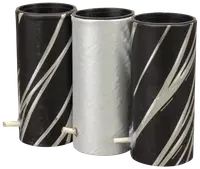 Sæt med tre cylindriske fyrværkeribatterier, to sorte med sølvstriber og én ensfarvet sølv, hver med synlig lunte til antændelse, beregnet til udendørs fyrværkeri.