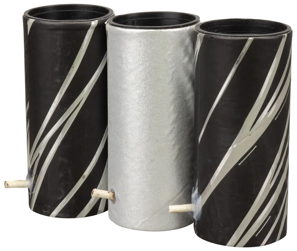 Sæt med tre cylindriske fyrværkeribatterier, to sorte med sølvstriber og én ensfarvet sølv, hver med synlig lunte til antændelse, beregnet til udendørs fyrværkeri.