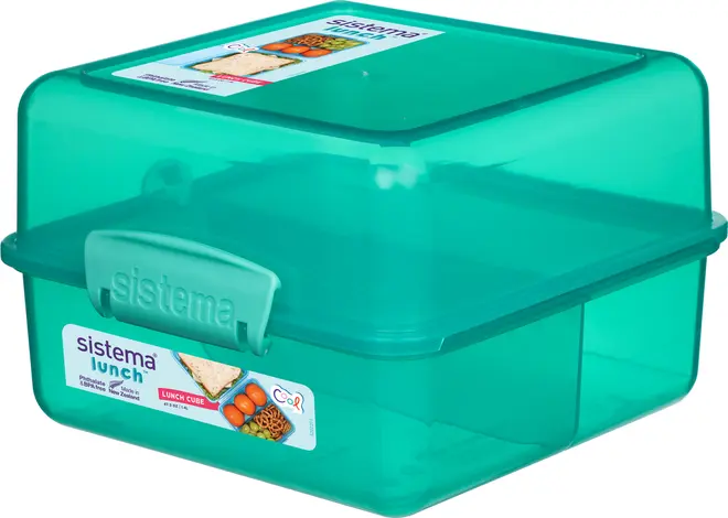 Firkantet, turkis plastik madkasse med sikker kliklås, indvendige rum til adskillelse af mad og gennemsigtigt låg. Velegnet til sandwich og snacks. Tåler opvaskemaskine og er BPA-fri.