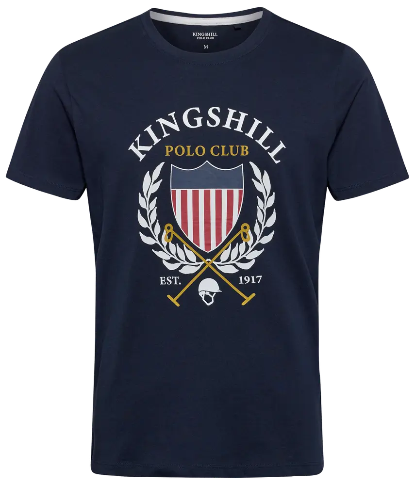 Mörkblå t-shirt med "Kingshill Polo Club" emblem, sköld, lagerkrans, korsade poloklubbor och hjälm. Tryckt design i vitt, rött, gult. Kort ärm, rund hals.