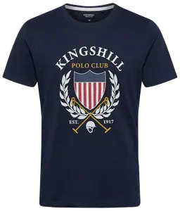 Mörkblå t-shirt med "Kingshill Polo Club" emblem, sköld, lagerkrans, korsade poloklubbor och hjälm. Tryckt design i vitt, rött, gult. Kort ärm, rund hals.