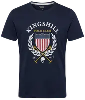 Ljusgrå t-shirt med "Kingshill Polo Club" vapengrafik, sköld, lagerkrans, korsade poloklubbor och "Est. 1917" text. Rund hals, kort ärm, normal passform.